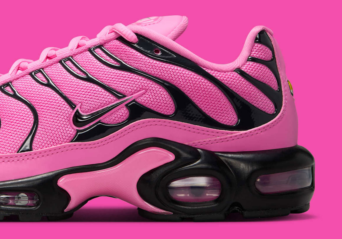 Pink and black air max plus hotsell