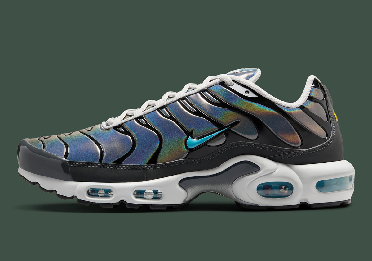 Nike Air Max Plus Iridescent Hv2525 001 1