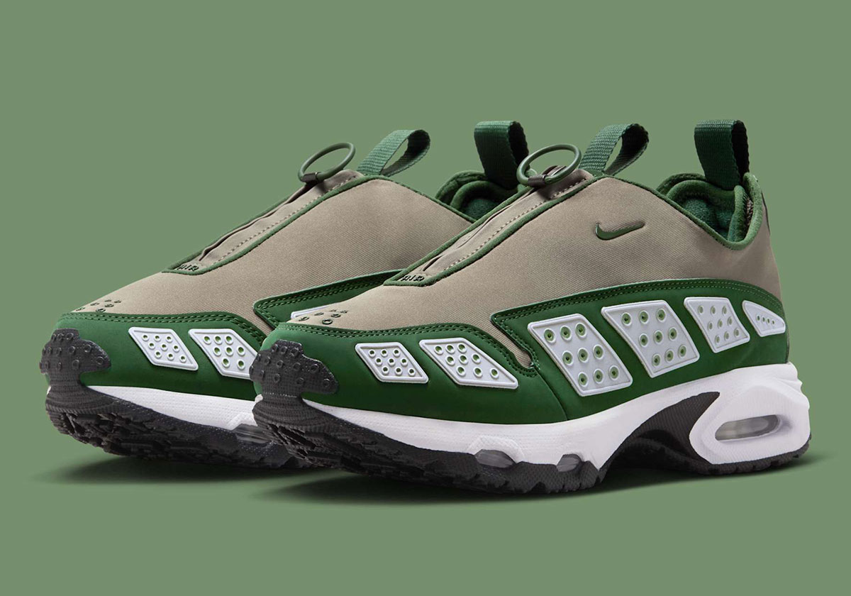 The Nike Air Max Sunder Sports A Natural Blend Of Khaki And Green