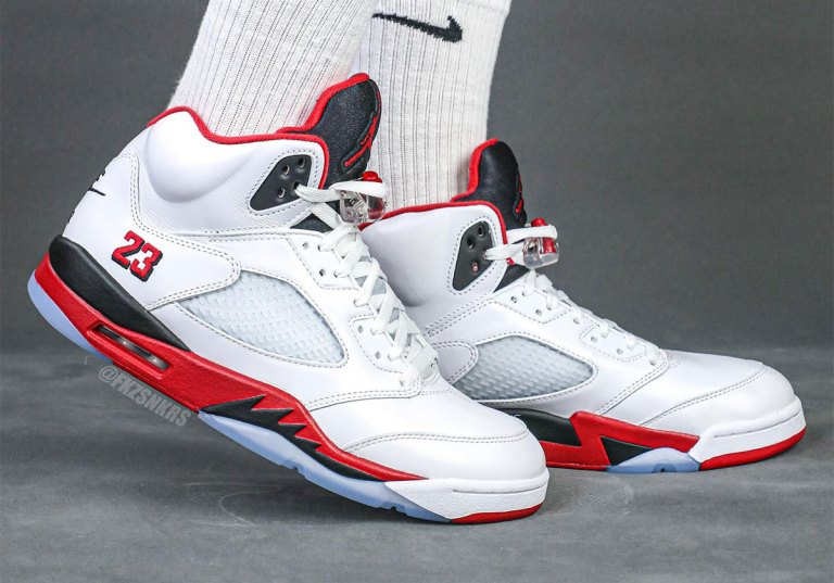 black-tongue-fire-red-jordan-  display picture 3