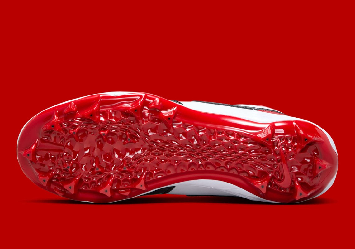 Air Jordan 1 Bred Football Cleat FJ6805-601 | SneakerNews.com display picture 3