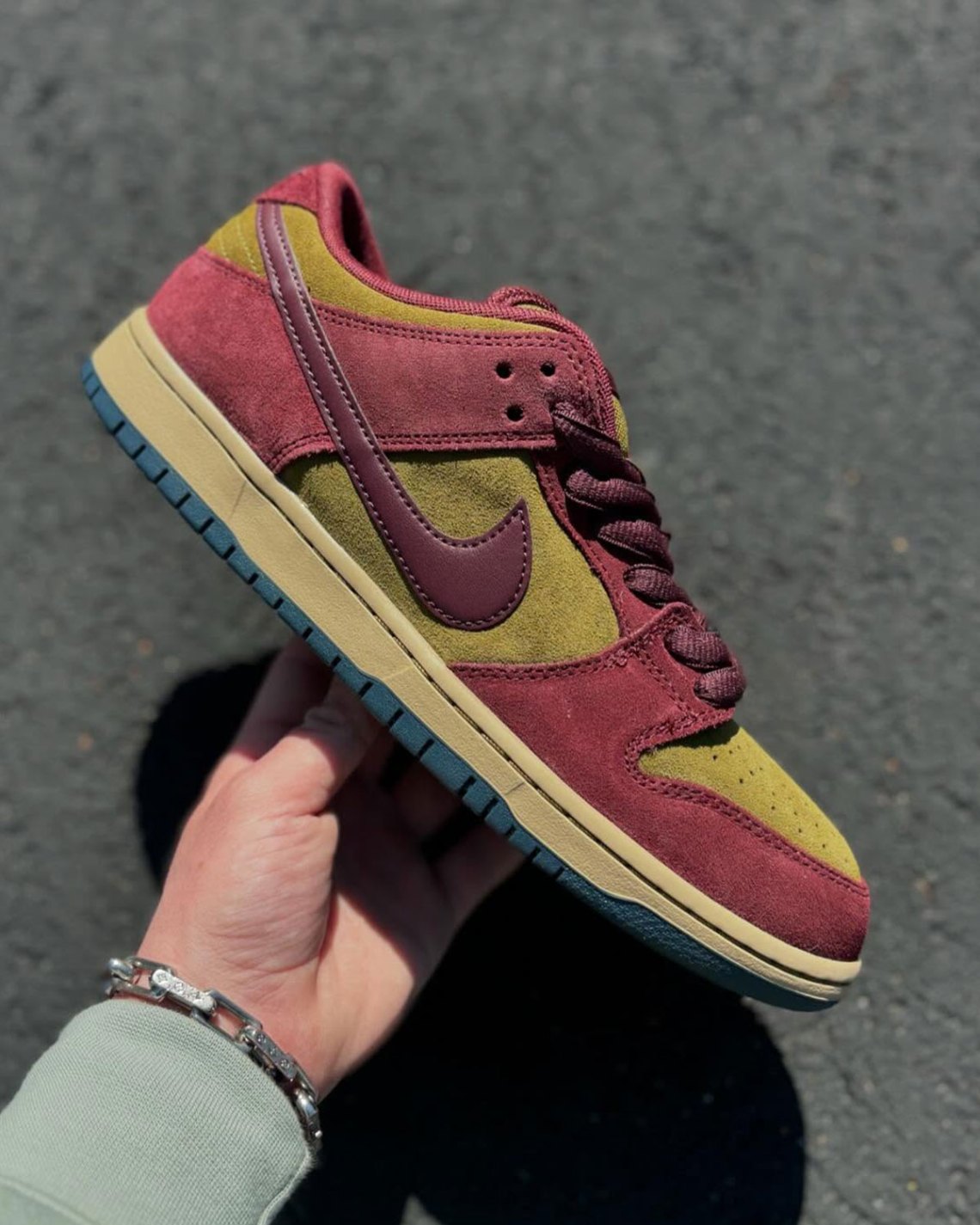 Nike SB Dunk Low Burgundy HQ1625-600 | SneakerNews.com display picture 3