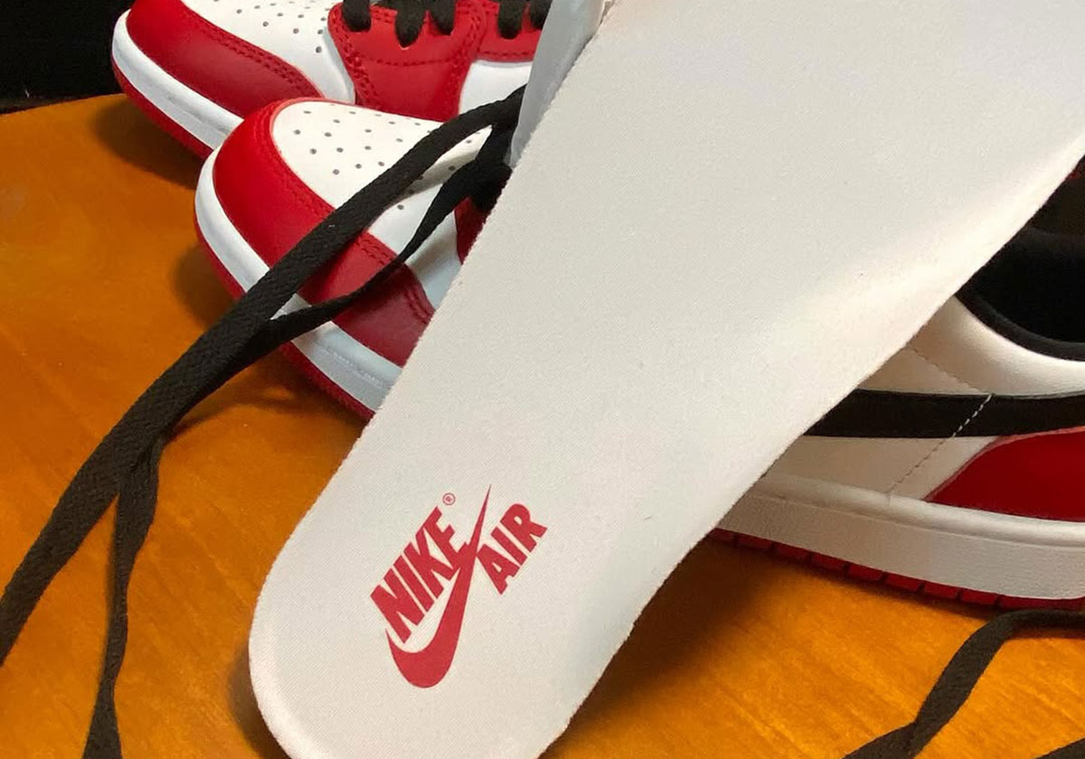 Air Jordan 1 Low Chicago 9