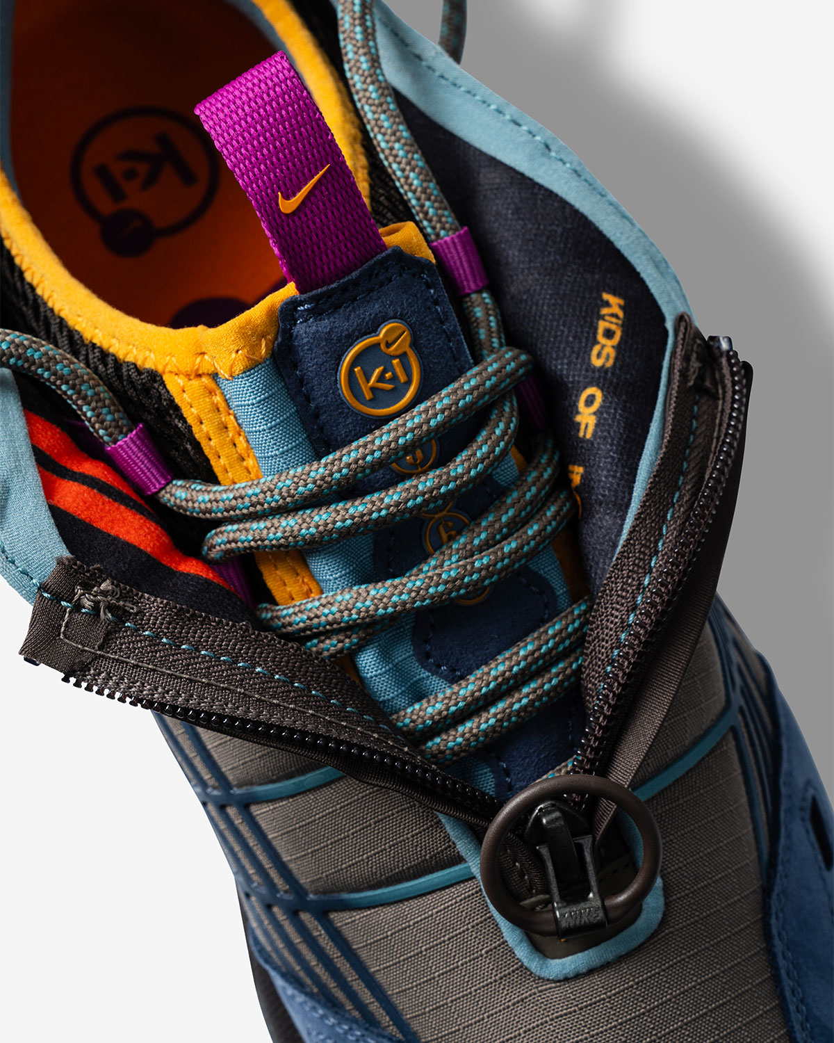 Дети Иммигрантов Получают подарки от Друзей и Семьи За Услуги 10