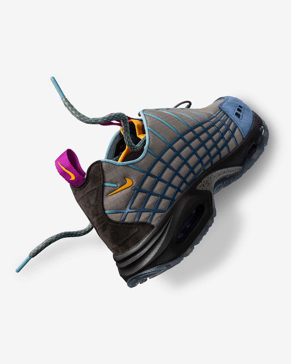 Дети Иммигрантов Обмениваются подарками с Друзьями и Семьей На Услуги 6