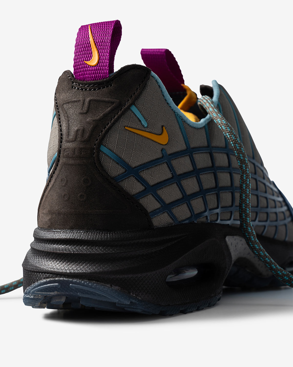 Дети Иммигрантов Обмениваются подарками с Друзьями и Семьей На Услуги 8