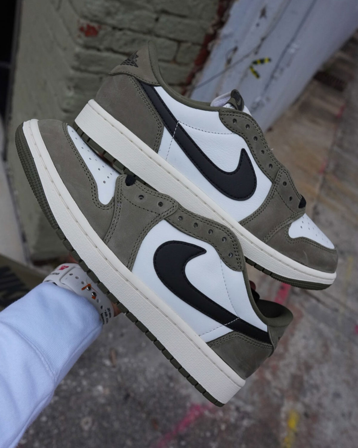 Medium Olive Jordan 1 Low Og 6