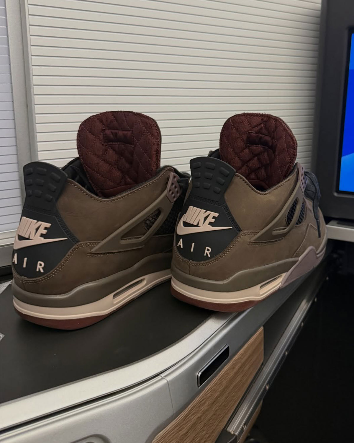 Maniere Jordan 4 Dark Mocha 2