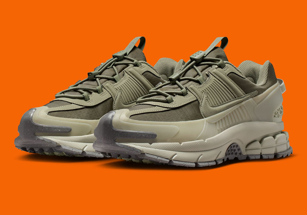 Кроссовки Nike Zoom Vomero 5 Roam Выполнены в цвете “Серебристый Шалфей”. Кроссовки Nike Zoom Vomero 5 Roam Выполнены в цвете “Серебристый Шалфей”.