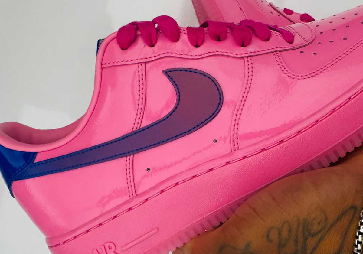 Nike Air Force 1 в розовой лакированной коже