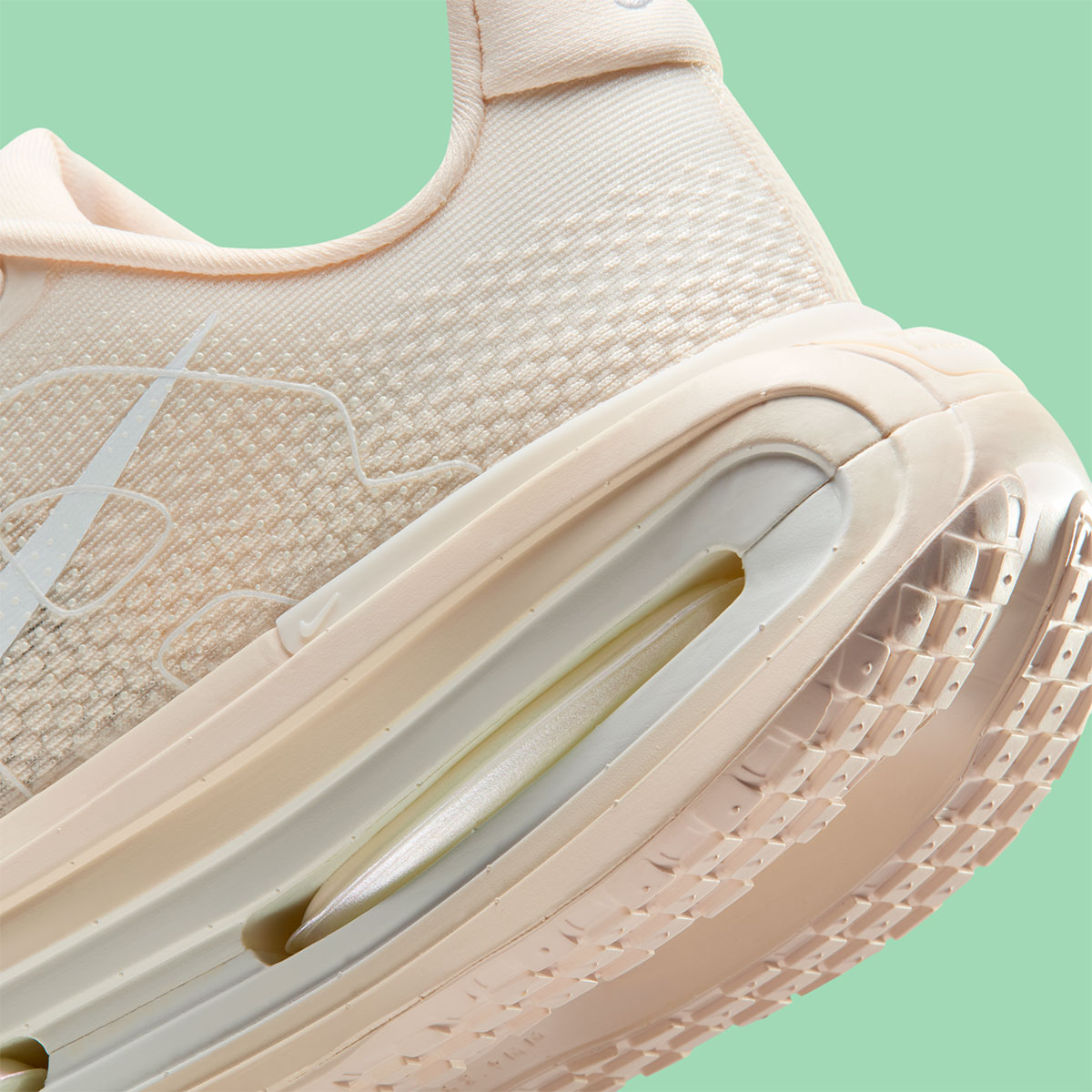 Nike Vomero Premium Chalk Pale Ivory Summit White Iq8102 100 7