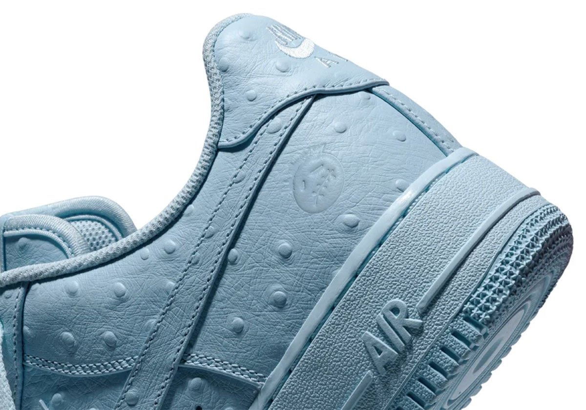 Travis-Scott-Air-Force-1-Ice-Blue-Detalle2-Yantax