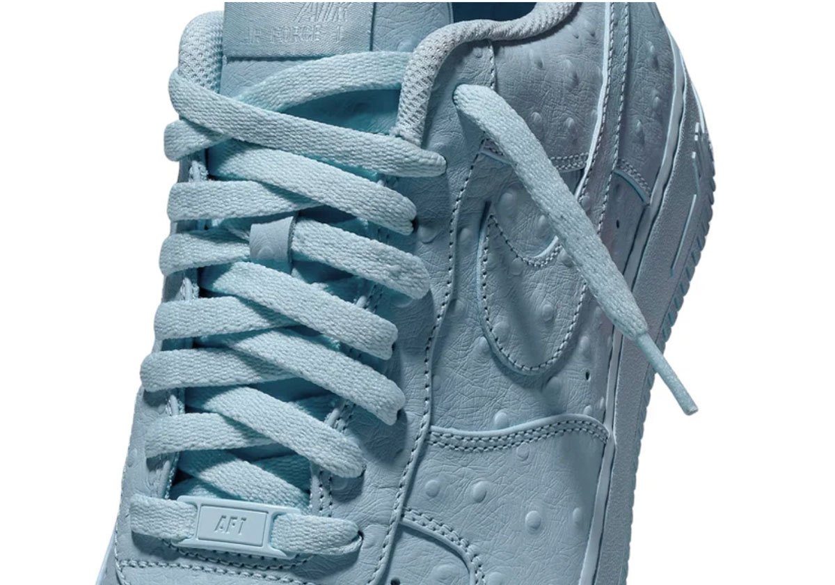 Travis-Scott-Air-Force-1-Ice-Blue-Detalle1-Yantax