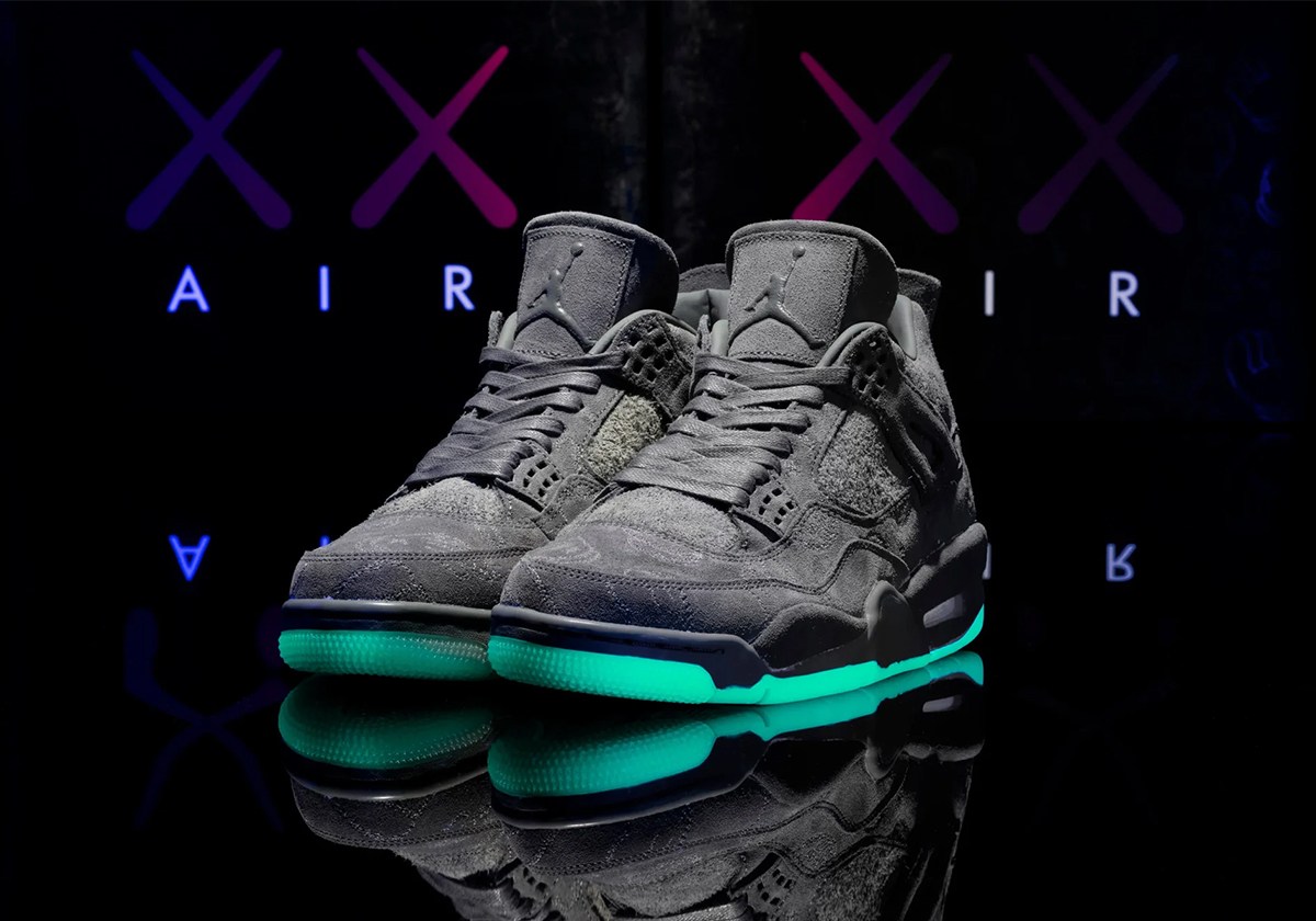 Air-Jordan-4-KAWS-Yantax
