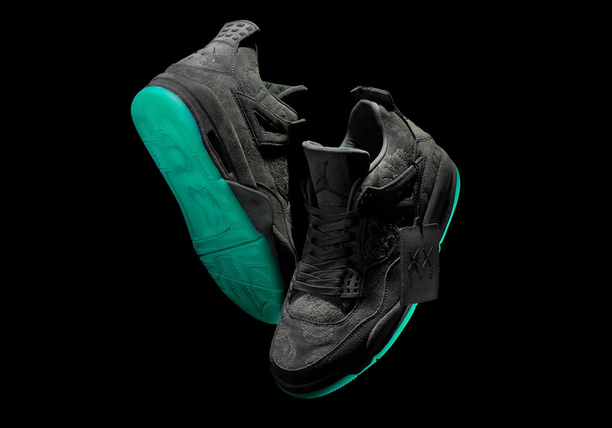 Air-Jordan-4-KAWS-yantax